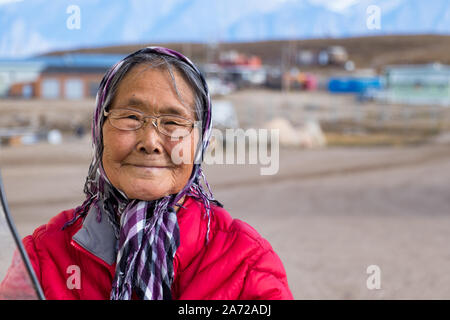 Porträt einer Eskimo - Inuit ältere Frau im Freien in Pond Inlet, Baffin Island, Kanada. Stockfoto