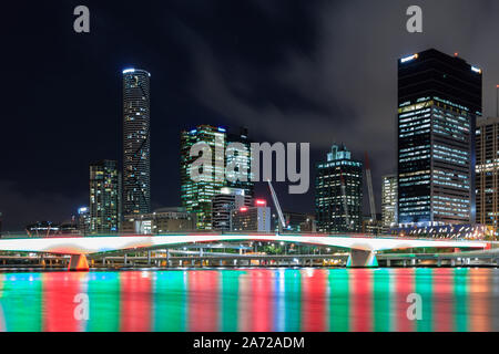 Moderne Stadt, die während der Abend auf den Fluss von Brisbane, Brisbane, Queensland, Australien Stockfoto