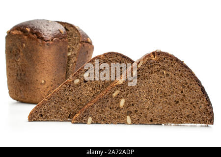Gruppe von zwei Hälften zwei Scheiben frisch gebackenes Brot auf weißem Hintergrund Stockfoto