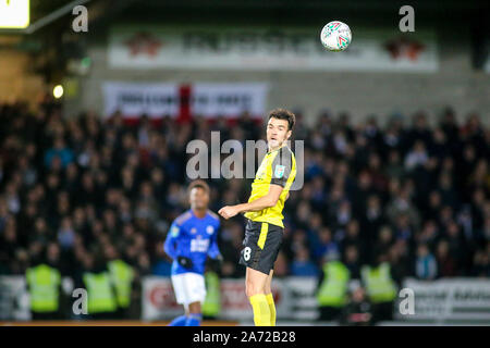 Burton Upon Trent, Großbritannien. 29 Okt, 2019. Scott Fraser von Burton Albion (8) leitet die Kugel auf während der efl Carabao Cup Runde 16 Match zwischen Burton Albion und Leicester City an der Pirelli Stadium, Burton upon Trent, England. Foto von Mick Haynes. Nur die redaktionelle Nutzung, eine Lizenz für die gewerbliche Nutzung erforderlich. Keine Verwendung in Wetten, Spiele oder einer einzelnen Verein/Liga/player Publikationen. Credit: UK Sport Pics Ltd/Alamy leben Nachrichten Stockfoto