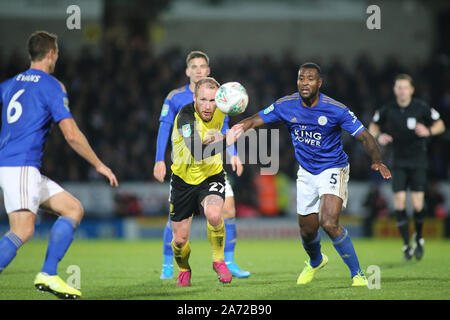 Burton Upon Trent, Großbritannien. 29 Okt, 2019. Liam Boyce von Burton Albion (27) Nimmt auf Wes Morgan von Leicester City (5) Während der EFL Carabao Cup Runde 16 Match zwischen Burton Albion und Leicester City an der Pirelli Stadium, Burton upon Trent, England. Foto von Mick Haynes. Nur die redaktionelle Nutzung, eine Lizenz für die gewerbliche Nutzung erforderlich. Keine Verwendung in Wetten, Spiele oder einer einzelnen Verein/Liga/player Publikationen. Credit: UK Sport Pics Ltd/Alamy leben Nachrichten Stockfoto