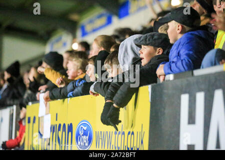 Burton Upon Trent, Großbritannien. 29 Okt, 2019. Burton Fans während der efl Carabao Cup Runde 16 Match zwischen Burton Albion und Leicester City an der Pirelli Stadium, Burton upon Trent, England. Foto von Mick Haynes. Nur die redaktionelle Nutzung, eine Lizenz für die gewerbliche Nutzung erforderlich. Keine Verwendung in Wetten, Spiele oder einer einzelnen Verein/Liga/player Publikationen. Credit: UK Sport Pics Ltd/Alamy leben Nachrichten Stockfoto