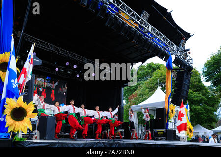 Ukrainische Jugend Menschen in Trachten, nehmen an der Ukrainischen Festival in Montreal. Künstlerische Gruppen von Tänzern aus der Ukraine und Kanada ein Stockfoto
