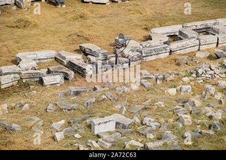 Ansicht von oben auf die Ausgrabungsstätte in den Ruinen der antiken Stadt Hierapolis. Die Reste der zerstörten Gebäude und Spalten. Stockfoto