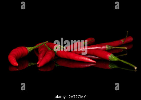 Menge ganze Hot red chili auf schwarzem Glas isoliert Stockfoto
