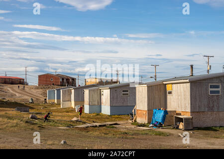 Wohn- Holzhäuser auf einem Feldweg in Pond Inlet, Baffin Island, Kanada. Stockfoto