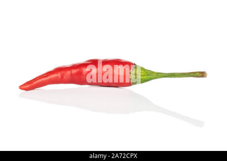 Eine ganze Hot red chili auf weißem Hintergrund Stockfoto