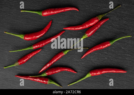 Menge ganze Hot red chili flatlay am grauen Stein Stockfoto