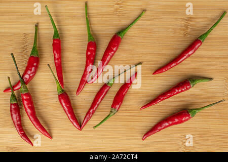 Menge ganze Hot red chili flatlay auf hellem Holz. Stockfoto