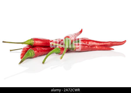 Menge ganze Hot red chili Heap auf weißem Hintergrund Stockfoto