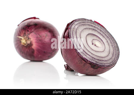 Eine ganze Hälfte des leckeren Zwiebel, Rot auf weißem Hintergrund Stockfoto