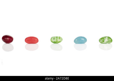 Gruppe von fünf ganze jelly bean Candy auf weißem Hintergrund Stockfoto