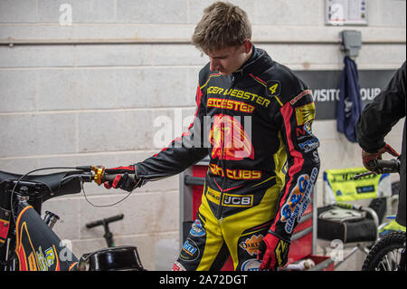 Manchester, Großbritannien. 29 Okt, 2019. MANCHESTER, England 29. OKTOBER Dan Thomson bereitet die Sitzung während der Belle Vue Colte v Leicester Lion Cubs, SGB National League KO-Cup) (2 Bein) bei Belle Vue nationalen Speedway Stadion, Manchester, Dienstag, 29. Oktober 2019 (Foto: Ian Charles | MI Nachrichten) © MI Nachrichten Credit: MI Nachrichten & Sport/Alamy leben Nachrichten Stockfoto
