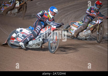 Manchester, Großbritannien. 29 Okt, 2019. MANCHESTER, England 29. OKTOBER Danny Phillips (Blau) außerhalb Jordanien Palin (Rot) Während der Belle Vue Colte v Leicester Lion Cubs, SGB National League KO-Cup) (2 Bein) bei Belle Vue nationalen Speedway Stadion, Manchester, Dienstag, 29. Oktober 2019 (Foto: Ian Charles | MI Nachrichten) © MI Nachrichten Credit: MI Nachrichten & Sport/Alamy leben Nachrichten Stockfoto