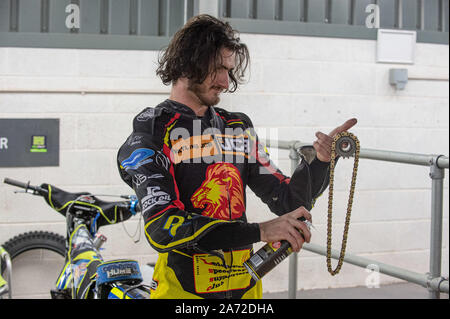 Manchester, Großbritannien. 29 Okt, 2019. MANCHESTER, England 29. OKTOBER Ellis Perks bereitet sich auf sein nächstes Rennen durch seine Kette schmieren Während der Belle Vue Colte v Leicester Lion Cubs, SGB National League KO-Cup) (2 Bein) bei Belle Vue nationalen Speedway Stadion, Manchester, Dienstag, 29. Oktober 2019 (Foto: Ian Charles | MI Nachrichten) © MI Nachrichten Credit: MI Nachrichten & Sport/Alamy leben Nachrichten Stockfoto
