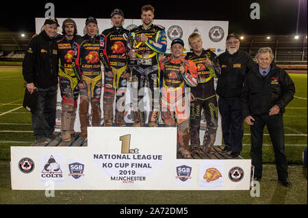 Manchester, Großbritannien. 29 Okt, 2019. MANCHESTER, England 29. OKTOBER Leicester Jungen Reiter und Management mit ihrer Trophäe während der Belle Vue Colte v Leicester Lion Cubs, SGB National League KO-Cup) (2 Bein) bei Belle Vue nationalen Speedway Stadion, Manchester, Dienstag, 29. Oktober 2019 (Foto: Ian Charles | MI Nachrichten) © MI Nachrichten Credit: MI Nachrichten & Sport/Alamy leben Nachrichten Stockfoto