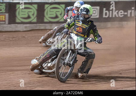 Manchester, Großbritannien. 29 Okt, 2019. MANCHESTER, England 29. OKTOBER Ryan Terry-Daley (Gelb) führt Ben Rathbone (Blau) Während der Belle Vue Colte v Leicester Lion Cubs, SGB National League KO-Cup) (2 Bein) bei Belle Vue nationalen Speedway Stadion, Manchester, Dienstag, 29. Oktober 2019 (Foto: Ian Charles | MI Nachrichten) © MI Nachrichten Credit: MI Nachrichten & Sport/Alamy leben Nachrichten Stockfoto