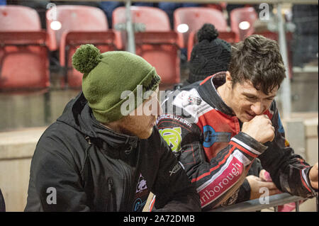 Manchester, Großbritannien. 29 Okt, 2019. MANCHESTER, England 29. OKTOBER verletzt Colte rider Paul Bowen (links) Chats mit Ben Woodhull während der Belle Vue Colte v Leicester Lion Cubs, SGB National League KO-Cup) (2 Bein) bei Belle Vue nationalen Speedway Stadion, Manchester, Dienstag, 29. Oktober 2019 (Foto: Ian Charles | MI Nachrichten) © MI Nachrichten Credit: MI Nachrichten & Sport/Alamy leben Nachrichten Stockfoto