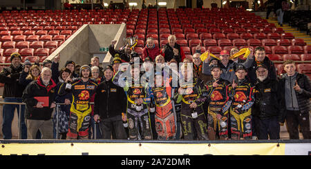 Manchester, Großbritannien. 29 Okt, 2019. MANCHESTER, England 29. OKTOBER Leicester Jungen mit ihren Fans nach dem Gewinn der KO-Cup während der Belle Vue Colte v Leicester Lion Cubs, SGB National League KO-Cup) (2 Bein) bei Belle Vue nationalen Speedway Stadion, Manchester, Dienstag, 29. Oktober 2019 (Foto: Ian Charles | MI Nachrichten) © MI Nachrichten Credit: MI Nachrichten & Sport/Alamy leben Nachrichten Stockfoto