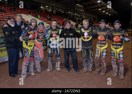 Manchester, Großbritannien. 29 Okt, 2019. MANCHESTER, England 29. OKTOBER Die KO-Cup Sieger 2019 - Leicester Jungen während der Belle Vue Colte v Leicester Lion Cubs, SGB National League KO-Cup) (2 Bein) bei Belle Vue nationalen Speedway Stadion, Manchester, Dienstag, 29. Oktober 2019 (Foto: Ian Charles | MI Nachrichten) © MI Nachrichten Credit: MI Nachrichten & Sport/Alamy leben Nachrichten Stockfoto