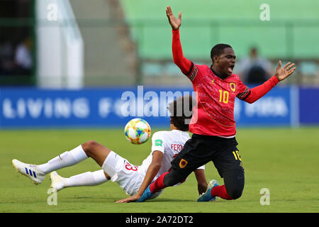 29. Oktober 2019; Bezerrao Stadion, Brasilia, Distrito Federal, Brasilien; FIFA U-17-Weltmeisterschaft 2019 in Brasilien, Angola gegen Kanada; Zito von Angola wird durch Keesean Ferdiand von Kanada - Redaktionelle Verwendung verschmutzt Stockfoto