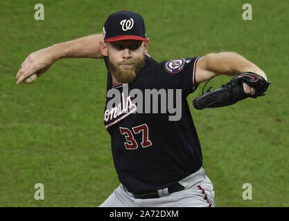 Houston, USA. 29 Okt, 2019. Washington Angehörigen des Kruges Stephen Strasburg wirft gegen die Houston Astros im ersten Inning in Spiel 6 der World Series 2019 im Minute Maid Park in Houston am Dienstag, 29. Oktober 2019. Die Astros führen die Reihe 3-2 über den Angehörigen. Foto von trask Smith/UPI Quelle: UPI/Alamy leben Nachrichten Stockfoto