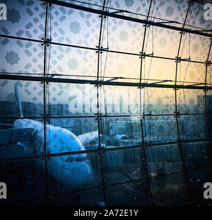 Ein Flugzeug Emirate angedockt am Gate bei Hamad International Airport in Katar, Doha. Stockfoto