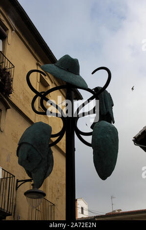 Juni 2019. Xativa, Spanien. Der Tribut Skulptur an die 8 Opfer in Jativa im Vernichtungslager Mauthausen geboren. Der Autor der Skulptur i Stockfoto