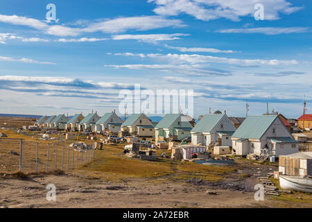 Wohn- Holzhäuser auf einem Feldweg neben dem Flughafen in Pond Inlet, Baffin Island, Kanada. Stockfoto