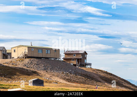 Wohn- Holzhäuser auf einem Feldweg in Pond Inlet, Baffin Island, Kanada. Stockfoto