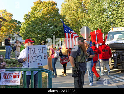 Trump Anhänger Rallye am Otterbein Universitätscampus in Westerville, Ohio, wo ein Demokrat Rathaus bewirtet wurde. Stockfoto