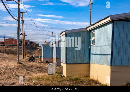 Wohn- Holzhäuser auf einem Feldweg in Pond Inlet, Baffin Island, Kanada. Stockfoto