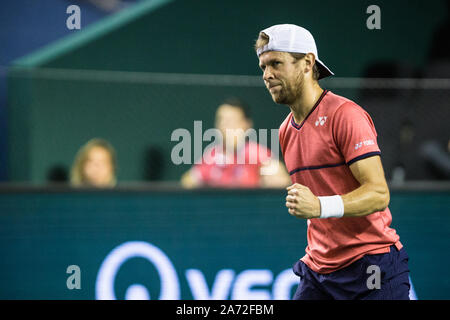 Paris. 29 Okt, 2019. Radu Albot der Republik Moldau reagiert während der zweiten Runde gegen Andreas Seppi aus Italien am Rolex Paris Masters 1000 an der AccorHotels Arena in Paris, Frankreich, 29. Oktober 2019 statt. Credit: Aurelien Morissard/Xinhua/Alamy leben Nachrichten Stockfoto