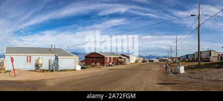 Panoramablick von Wohn- Holzhäuser auf einem Feldweg in Pond Inlet, Baffin Island, Kanada. Stockfoto