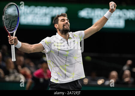 Paris. 29 Okt, 2019. Jeremy Chardy aus Frankreich feiert nach der zweiten Runde gegen Daniil Medwedew Russlands am Rolex Paris Masters 1000 an der AccorHotels Arena in Paris, Frankreich, 29. Oktober 2019 statt. Credit: Aurelien Morissard/Xinhua/Alamy leben Nachrichten Stockfoto