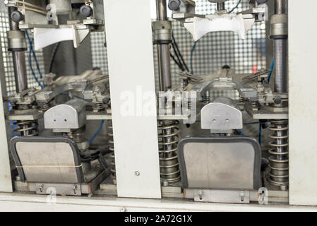 Maschine für die Bildung des vorderen Teil. Schuhherstellung. Stockfoto