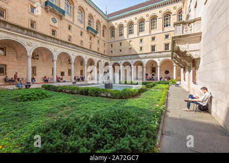 Boston, MA, USA - Oktober 10, 2019: Boston Public Library Eingang nach Copley Square Stockfoto