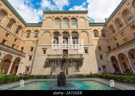 Boston, MA, USA - Oktober 10, 2019: Boston Public Library Eingang nach Copley Square Stockfoto