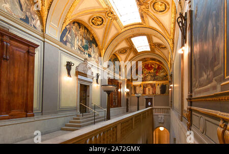 Boston, MA, USA - Oktober 10, 2019: Boston Public Library Eingang nach Copley Square Stockfoto