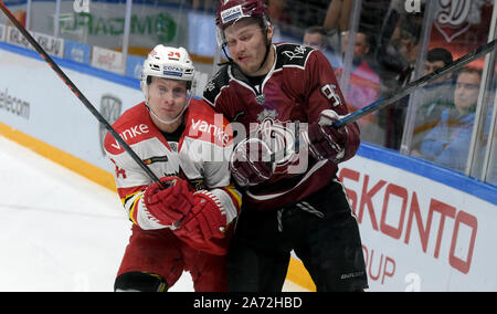 Riga, Lettland. 29 Okt, 2019. Oskars Barna (R) von Dinamo Riga Mias mit Olli Palola von kunlun Red Star während der 2019-2020 Kontinental Hockey League (KHL) Eishockey Turnier in Riga, Lettland, Okt. 29, 2019. Credit: Edijs Palens/Xinhua/Alamy leben Nachrichten Stockfoto