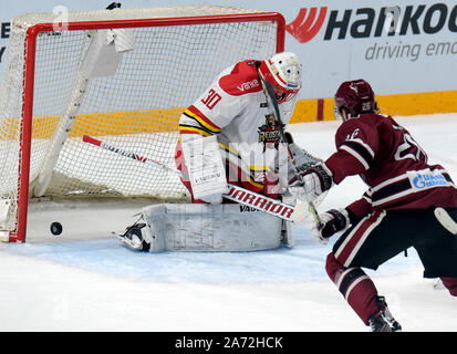 Riga, Lettland. 29 Okt, 2019. Torhüter Simon Hrubec (L) des Kunlun Red Star während der 2019-2020 Kontinental Hockey League (KHL) Eishockey Turnier zwischen Dinamo Riga und Kunlun Red Star in Riga, Lettland, Okt. 29, 2019 zu speichern. Credit: Edijs Palens/Xinhua/Alamy leben Nachrichten Stockfoto