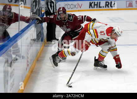 Riga, Lettland. 29 Okt, 2019. Darzins Lauris (L) von Dinamo Riga Mias mit Kory Zuckerrohr von kunlun Red Star während der 2019-2020 Kontinental Hockey League (KHL) Eishockey Turnier in Riga, Lettland, Okt. 29, 2019. Credit: Edijs Palens/Xinhua/Alamy leben Nachrichten Stockfoto