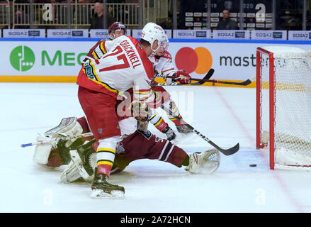 Riga, Lettland. 29 Okt, 2019. Torhüter Alexander Salak (unten) von Dinamo Riga während der 2019-2020 Kontinental Hockey League (KHL) Eishockey Turnier zwischen Dinamo Riga und Kunlun Red Star in Riga, Lettland, Okt. 29, 2019 zu speichern. Credit: Edijs Palens/Xinhua/Alamy leben Nachrichten Stockfoto