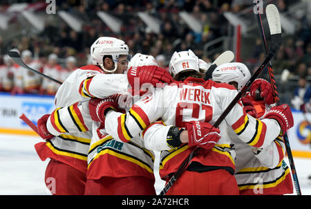 Riga, Lettland. 29 Okt, 2019. Kunlun Red Star Spieler feiern während der 2019-2020 Kontinental Hockey League (KHL) Eishockey Turnier zwischen Dinamo Riga und Kunlun Red Star in Riga, Lettland, Okt. 29, 2019. Credit: Edijs Palens/Xinhua/Alamy leben Nachrichten Stockfoto