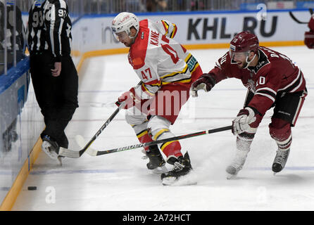 Riga, Lettland. 29 Okt, 2019. Darzins Lauris (R) von Dinamo Riga Mias mit Kory Zuckerrohr von kunlun Red Star während der 2019-2020 Kontinental Hockey League (KHL) Eishockey Turnier in Riga, Lettland, Okt. 29, 2019. Credit: Edijs Palens/Xinhua/Alamy leben Nachrichten Stockfoto