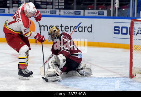 Riga, Lettland. 29 Okt, 2019. Torhüter Alexander Salak (R) von Dinamo Riga macht eine Speichern während der 2019-2020 Kontinental Hockey League (KHL) Eishockey Turnier zwischen Dinamo Riga und Kunlun Red Star in Riga, Lettland, Okt. 29, 2019. Credit: Edijs Palens/Xinhua/Alamy leben Nachrichten Stockfoto