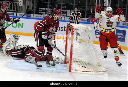 Riga, Lettland. 29 Okt, 2019. Kunlun Red Star player Ethan Werek (R) Feiern während der 2019-2020 Kontinental Hockey League (KHL) Eishockey Turnier zwischen Dinamo Riga und Kunlun Red Star in Riga, Lettland, Okt. 29, 2019. Credit: Edijs Palens/Xinhua/Alamy leben Nachrichten Stockfoto