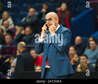 Vilnius, Litauen. 29 Okt, 2019. Cheftrainer der Umana Reyer Venedig Walter De Raffaele Gesten während der regulären Saison Runde 5 Match zwischen Rytas Vilnius und Umana Reyer Venedig von 2019-2020 Eurocup Basketball Turnier in Vilnius, Litauen, 29.10.2019. Credit: alfredas Pliadis/Xinhua/Alamy leben Nachrichten Stockfoto