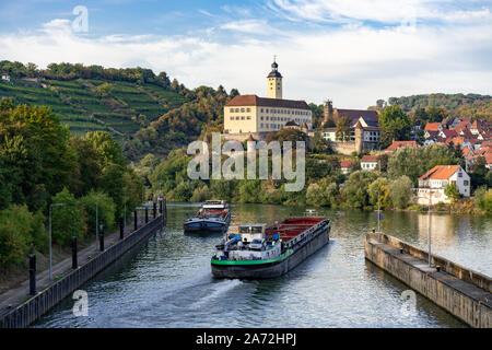 Zwei Frachtschiffe Überfahrt auf dem Neckar, Deutschland, mit der historischen Burg Horneck im Hintergrund Stockfoto