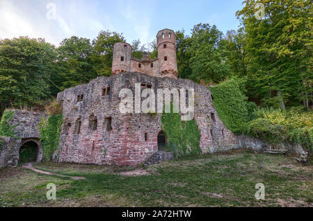 Die Burg Schadeck, auch als Schwalbennest, in Neckarsteinach bei Heidelberg Stockfoto